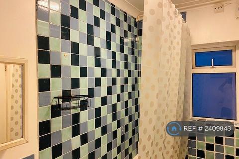 3 bedroom semi-detached house to rent, Greenwood Gardens, Hainault, IG6