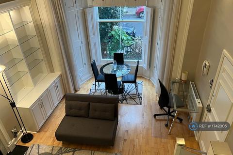 Studio to rent, Earls Court, London, SW5