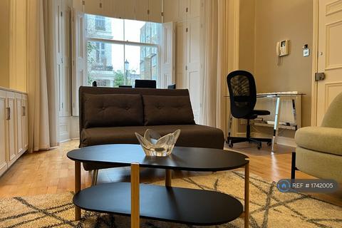 Studio to rent, Earls Court, London, SW5