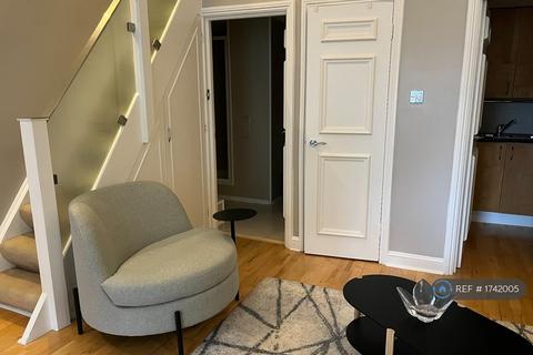 Studio to rent, Earls Court, London, SW5