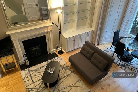 Studio to rent, Earls Court, London, SW5
