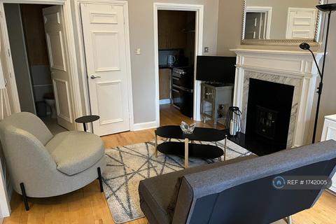 Studio to rent, Earls Court, London, SW5