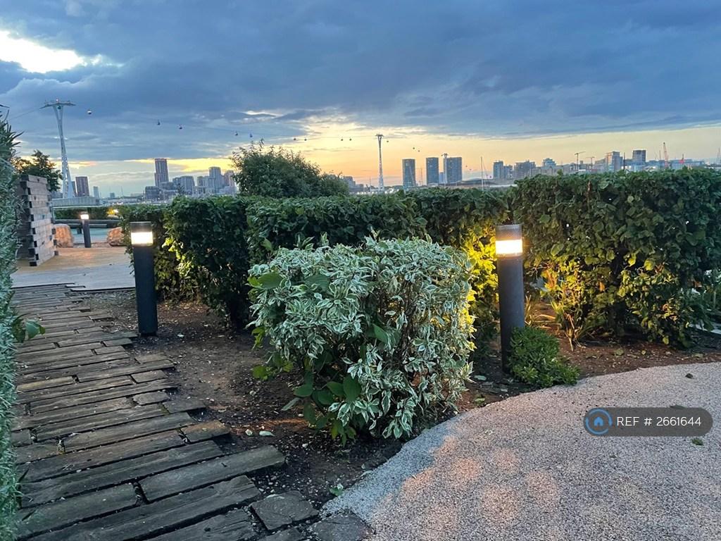 Olympian Way Riverside Park, Looking The O2