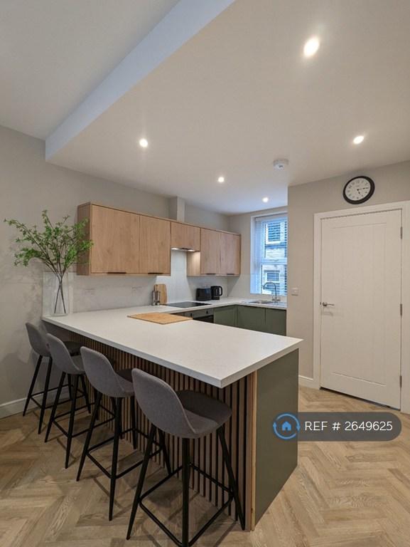 Newly Fitted Modern Kitchen, Fully Equipped.
