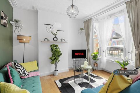 2 bedroom semi-detached house to rent, Janson Road, London, E15