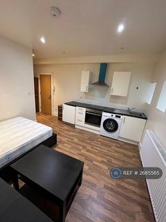 Studio to rent, Church Road, London, NW4