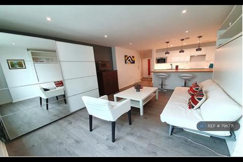 Studio to rent, St George Wharf, London, SW8