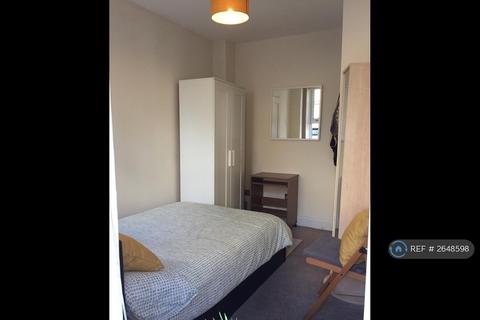 1 bedroom in a house share to rent, Wenlake Estate, London, EC1V