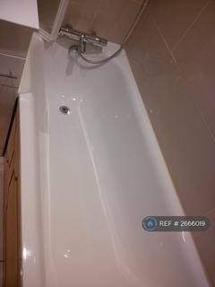 1 bedroom in a flat share to rent, Thornbury, London, NW4
