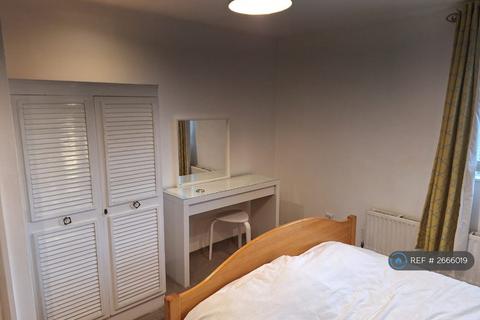 1 bedroom in a flat share to rent, Thornbury, London, NW4