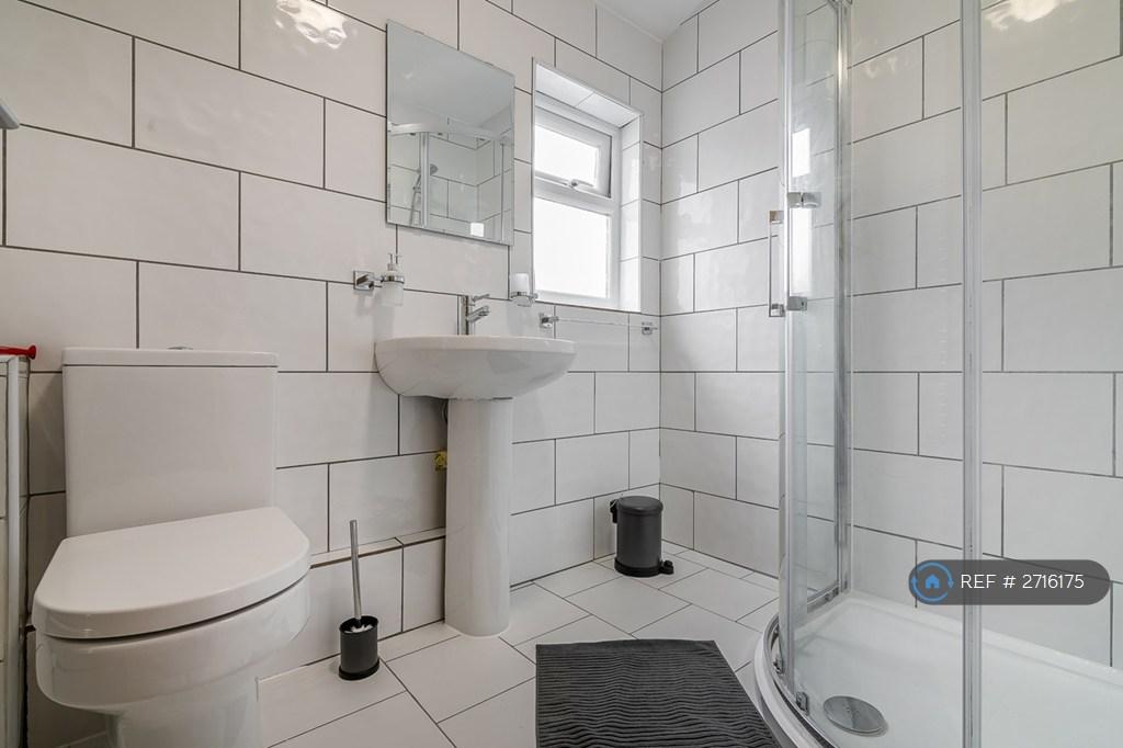 Main Bathroom (First Floor)