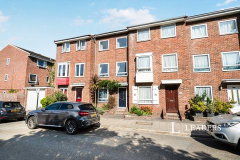 4 bedroom terraced house to rent, St. Thomass Street, PO1
