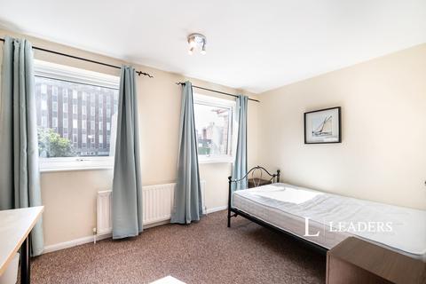 4 bedroom terraced house to rent, St. Thomass Street, PO1