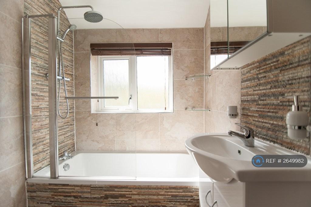 Upstairs Shared Bathroom