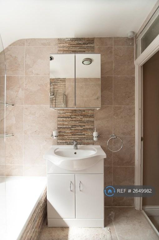 Upstairs Shared Bathroom