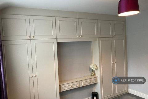 1 bedroom in a house share to rent, Walton Road, Bushey, WD23