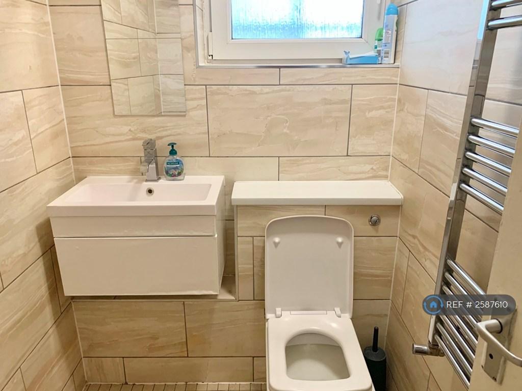Shower Room 1 Picture 1