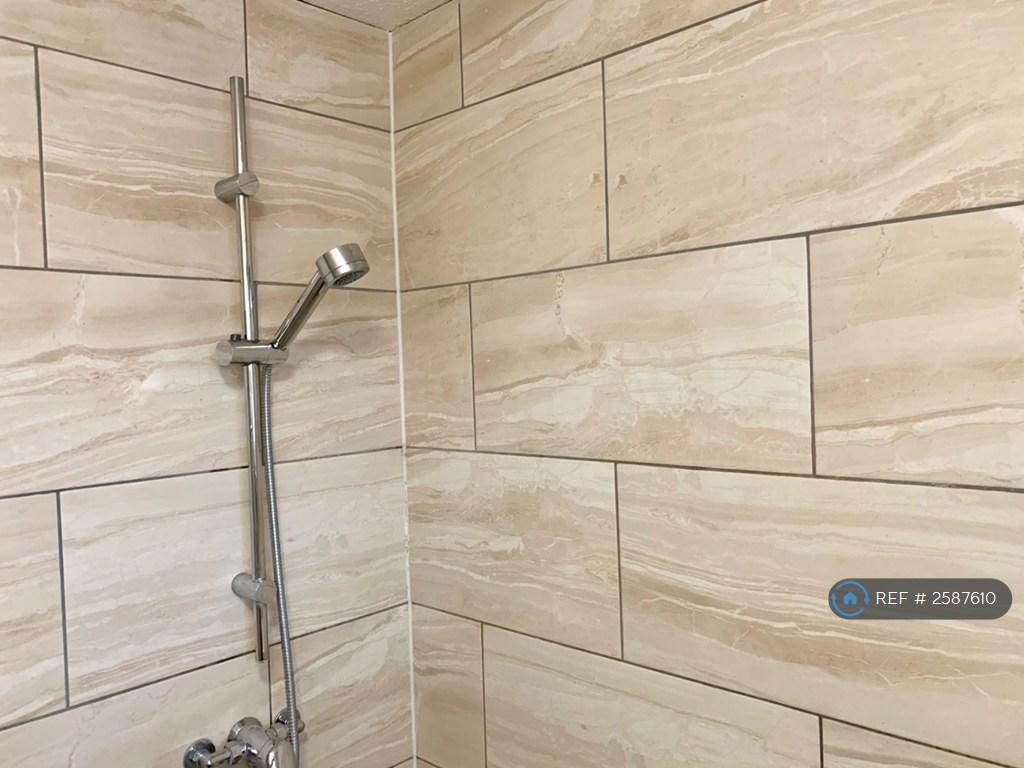 Shower Room 1 Picture 2