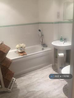 2 bedroom flat to rent, Nutfield Court, Redhill, RH1