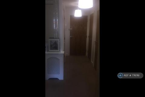 2 bedroom flat to rent, Nutfield Court, Redhill, RH1