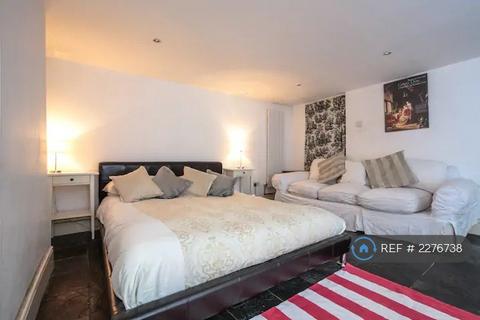 Studio to rent, Alconbury Road, London, E5