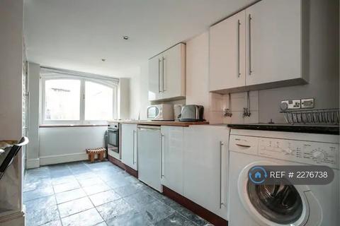 Studio to rent, Alconbury Road, London, E5