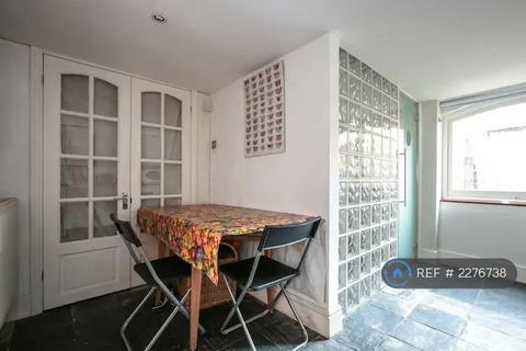 Studio to rent, Alconbury Road, London, E5