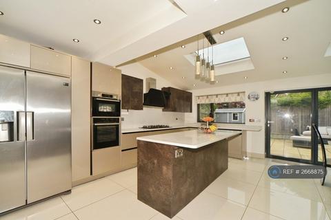 4 bedroom detached house to rent, Lysander Way, Orpington, BR6