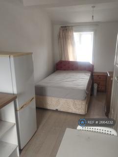 Studio to rent, Mays Lane, Barnet, EN5