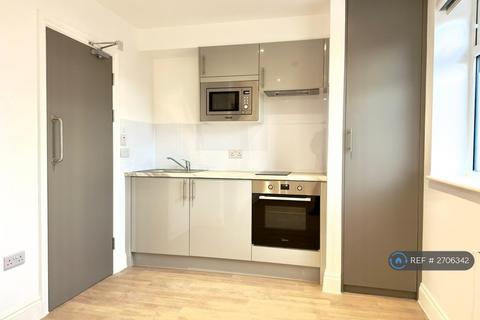 Studio to rent, Sedgeway, London, SE6