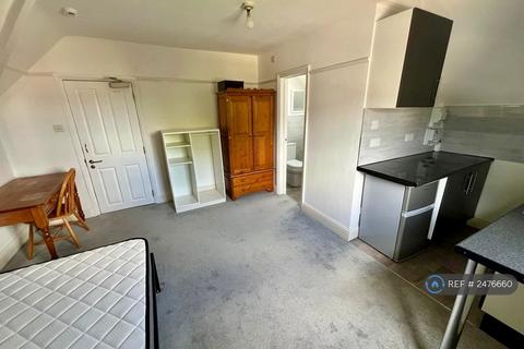 1 bedroom in a house share to rent, Bounds Green Road, London, N11