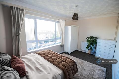 3 bedroom flat to rent, Woodcock Close, Colchester, CO4