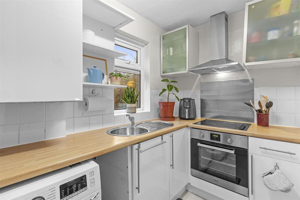 12 Baines House, Abbey Barn Rd, HP11 1 RJ-3.jpg