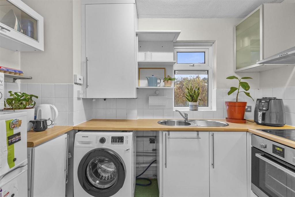 12 Baines House, Abbey Barn Rd, HP11 1 RJ-2.jpg