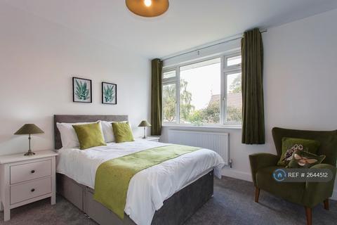 1 bedroom in a house share to rent, Bingham Drive, Staines-Upom-Thames, TW18