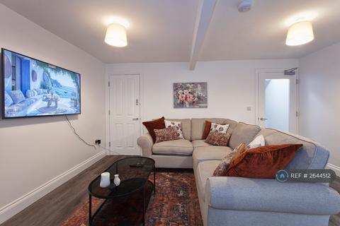 1 bedroom in a house share to rent, Bingham Drive, Staines-Upom-Thames, TW18