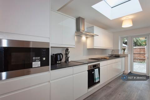 1 bedroom in a house share to rent, Bingham Drive, Staines-Upom-Thames, TW18