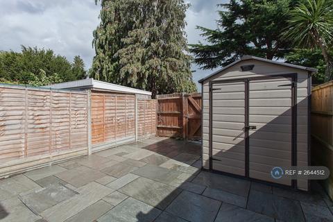1 bedroom in a house share to rent, Bingham Drive, Staines-Upom-Thames, TW18