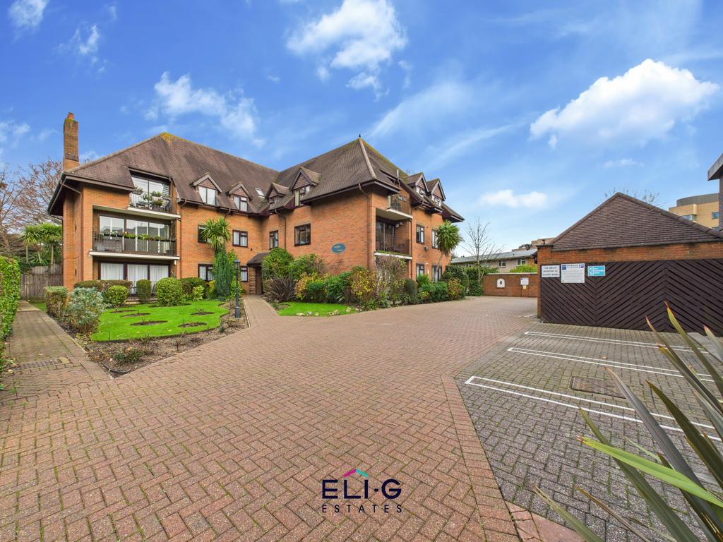 2 bed flat for sale Chain free in Langley Court,