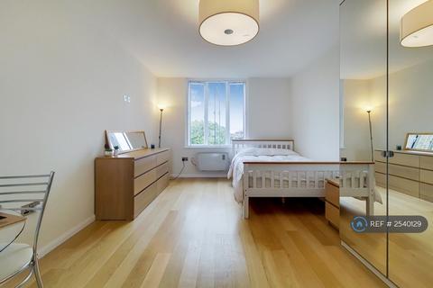 Studio to rent, Ears Court Road, London, W8