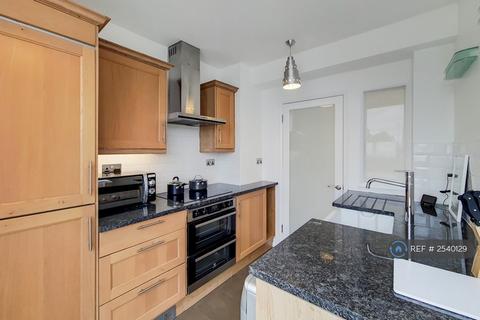 Studio to rent, Ears Court Road, London, W8