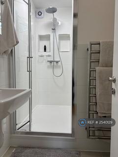 Studio to rent, Ears Court Road, London, W8
