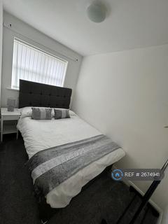 3 bedroom semi-detached house to rent, Blueberry Avenue, Manchester, M40