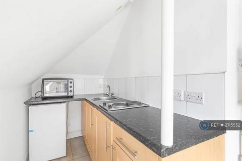 Studio to rent, Emanuel Avenue, London, W3