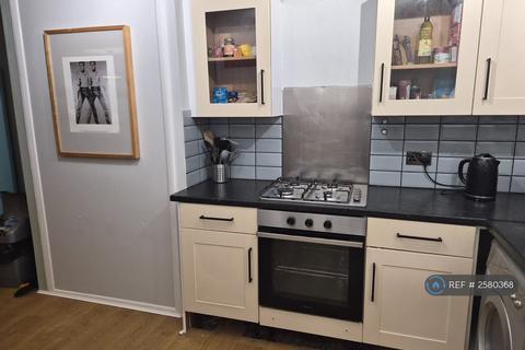 3 bedroom maisonette to rent, Seyssel Street, London, E14