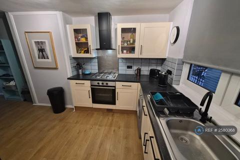 3 bedroom maisonette to rent, Seyssel Street, London, E14