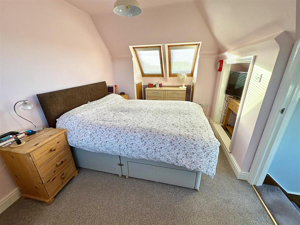 BED 3 TOP FLOOR.jpg