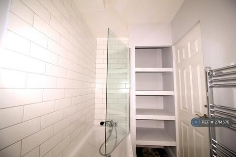 3 bedroom flat to rent, Stafford Court, London, SW8