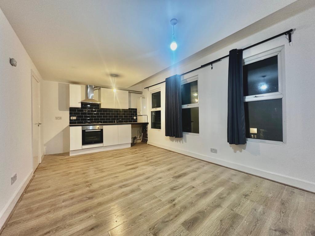 4 Bedrooms Flat to rent in Tooting