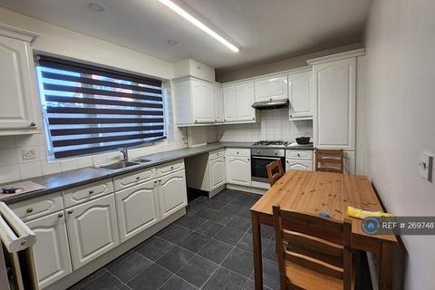 3 bedroom semi-detached house to rent, Colindale Avenue, Manchester, M9